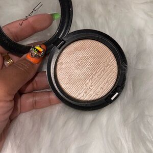 Double gleam extra dimension skinfinish
